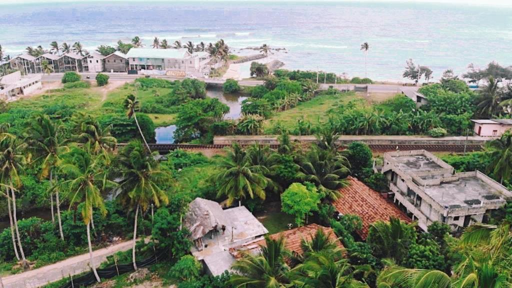 Lotus Surf House Hotel Midigama Exterior photo