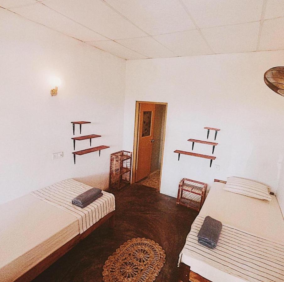Lotus Surf House Hotel Midigama Room photo