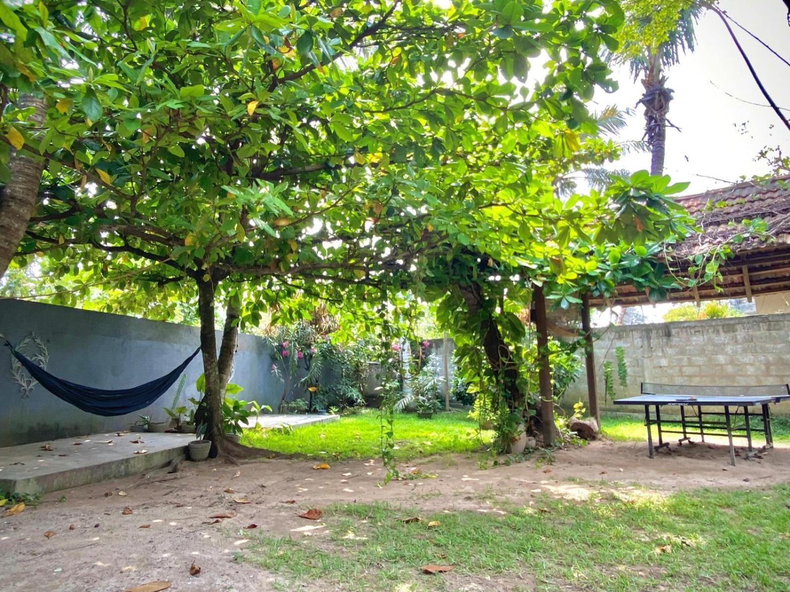 Lotus Surf House Hotel Midigama Exterior photo